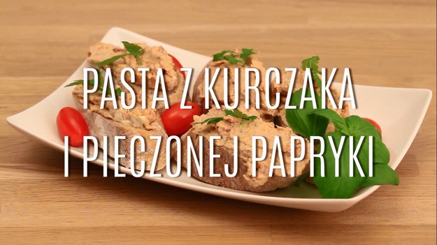 Smarowidła do kanapek to podstawa każdej kuchni. Najsmaczniejsze są jednak te, które przygotowuje się samodzielnie w domu - wtedy mamy pewność co do wszystkich składników, które znajdą się w naszej paście! Tym razem przygotowaliśmy dla was wyjątkową propozycję na kanapkową pastę - jej głównymi składnikami będzie delikatne mięso kurczaka i pieczona papryka. W parę chwil możecie przygotować tę pyszną pastę, która zachwyci was swoim bogactwem smaku. Zobaczcie, jak ją zrobić - przepis jest naprawdę prosty!