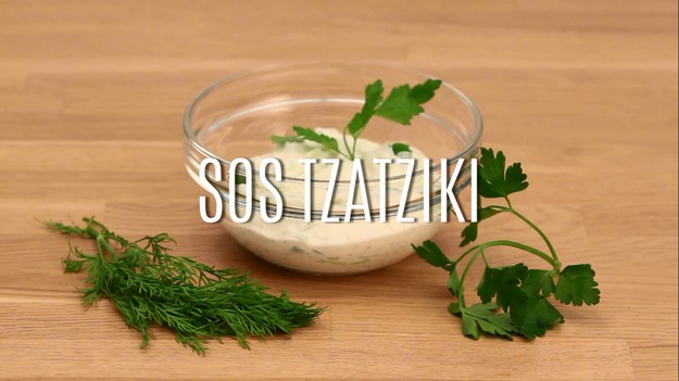 Przepis na sos tzatziki to może najpopularniejsza pozycja kuchni greckiej - podawany solo lub jako dodatek do dań z grilla, smażonych, pieczonych, a także jako dodatek do pieczywa. Jak zrobić samodzielnie w domu sos tzatziki? Ten gęsty dip składa się z przepysznego greckiego jogurtu, drobno siekany ogórek, czosnek i w końcu pyszna, delikatna oliwa. Niekiedy tzatziki występuje również w wersji z pysznymi dodatkami - papryką, pieprzem czy pietruszką. Poznajcie nasz szybki i prosty przepis na sos tzatziki!