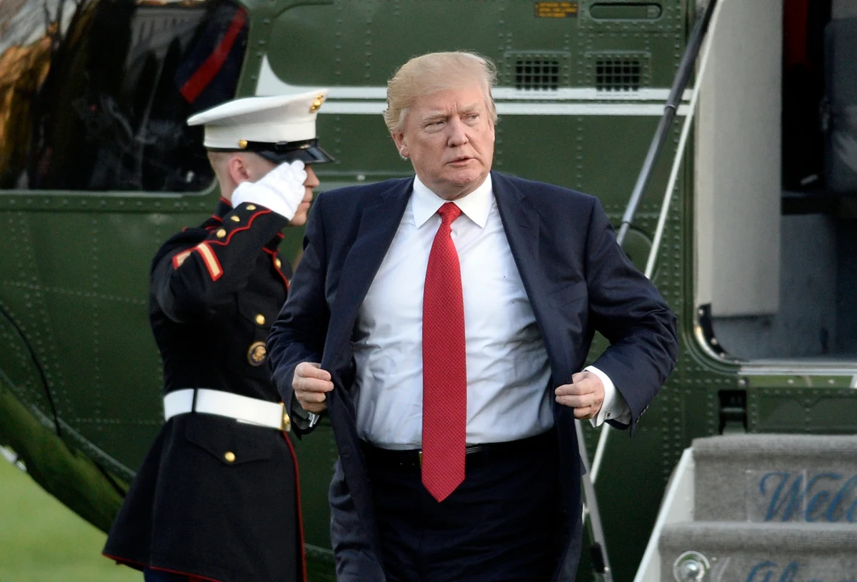 Donald Trump znów sięga po Twittera i nie przebiera w słowach. Amerykański przywódca opublikował właśnie dwa tweety poświęcone Korei Północnej: stwierdza w nich m.in., że reżim w Pjongjangu "szuka kłopotów" i że Stany Zjednoczone "rozwiążą problem" Korei Północnej z pomocą Chin czy bez niej. Kilka godzin wcześniej MSZ w Pjongjangu wydało oświadczenie, w którym stwierdziło, że Korea Północna jest gotowa stanowczo odpowiedzieć na wszelkie działania zbrojne wynikające z wysłania przez USA w rejon Półwyspu Koreańskiego grupy bojowej marynarki wojennej.