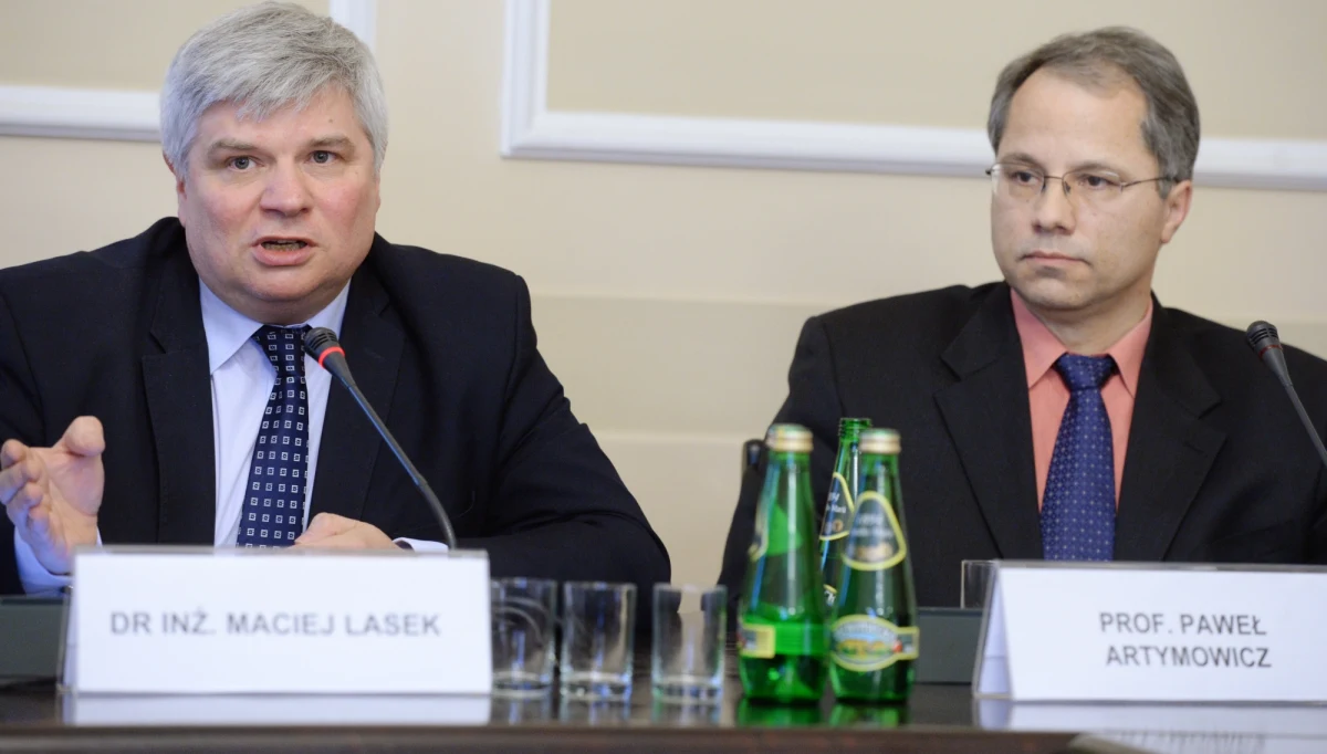 "Wybuch jakiejkolwiek bomby, również termobarycznej, na pokładzie Tu-154M jest wykluczony. Przeczą temu dowody, m.in. zapisy czarnych skrzynek, charakter zniszczeń samolotu i obrażeń ofiar oraz ustalenia biegłych" - powiedzieli eksperci: dr hab. Paweł Artymowicz i dr Maciej Lasek odnosząc się do prezentacji podkomisji MON do ponownego zbadania przyczyn katastrofy smoleńskiej. Wynikało z niej m.in., że prezydencki tupolew został 10 kwietnia 2010 roku rozerwany eksplozjami w kadłubie, centropłacie i skrzydłach, a destrukcja lewego skrzydła rozpoczęła się jeszcze przed przelotem nad brzozą 