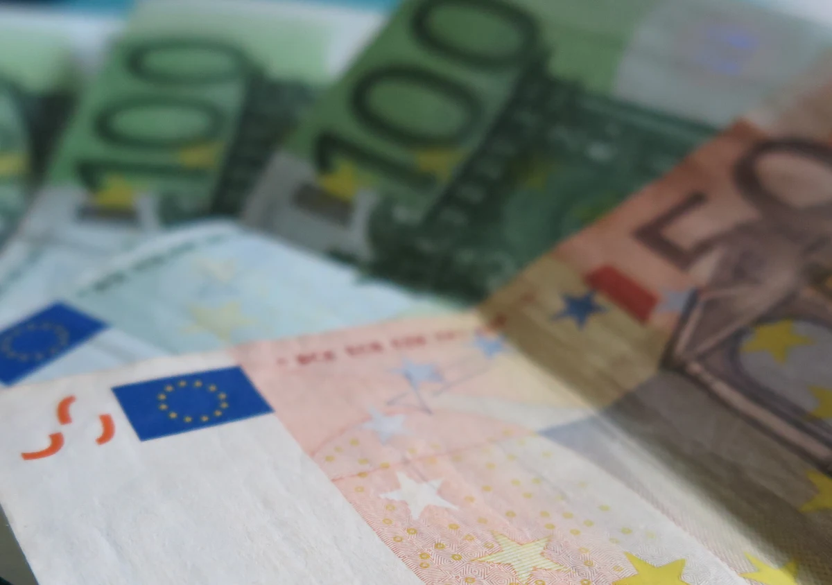 Ponad milion euro w gotówce znaleźli francuscy celnicy w samochodzie z polską tablicą rejestracyjną. Audi skontrolowano w Urrugne na południu Francji przy granicy z Hiszpanią. Pojazdem jechały dwie osoby.