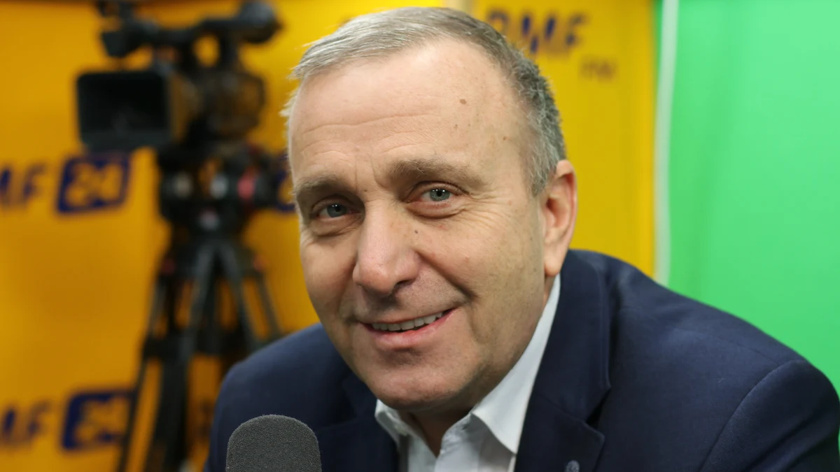 "Nie ma tego projektu. Na razie jest wywiad ministra Królikowskiego dla waszej stacji"- tak Poranny gość w RMF FM odpowiada na pytanie o udział profesora Michała Królikowskiego byłego wiceministra sprawiedliwości w rządzie PO-PSL w tworzeniu dwóch ustaw  o KRS i Sądzie Najwyższym. "Prezydent zwrócił się do mnie jako do eksperta. Moja rola polega na tym, żeby przedstawić pomysł i argumentację " - ujawnił Królikowski. "Potrzebne jest nowe otwarcie w sprawie sądów. Liczę, że prezydent Duda przygotuje projekt, który będzie takim otwarciem" – podkreślił z kolei Grzegorz Schetyna, poranny gość Roberta Mazurka w RMF FM. Szef PO o pytany, czy zdążył już pogratulować premier Beacie Szydło tytułu Człowieka Roku Forum Ekonomicznego w Krynicy, odpowiedział: nie miałem okazji. (...)
"Boję się, kto będzie Człowiekiem Roku w przyszłym roku" - dodał. 