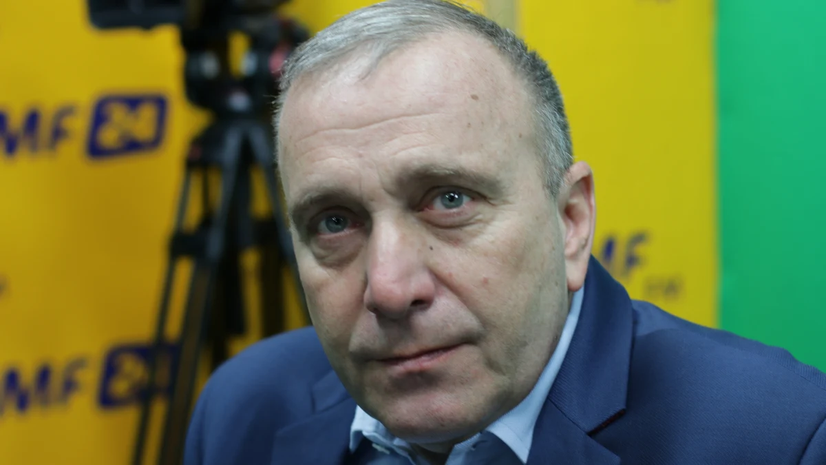 "Pomnik smoleński nie jest najważniejszym problemem, który wynika z obchodów rocznicy smoleńskiej. To, co widzieliśmy przez ostatnie tygodnie, ten festiwal kłamstwa, nienawiści i absurdu pokazuje, że to nie chodzi o pomnik - chodzi o stworzenie konfliktu politycznego" - powiedział w Porannej rozmowie w RMF FM lider Platformy Obywatelskiej, Grzegorz Schetyna. "Chcemy rozmawiać (o pomniku smoleńskim - przyp. red.), a nie narzucać wolę jednego człowieka. Jarosław Kaczyński rządzi PiS-em - nie rządzi Polską" - zauważył. "Nie mam wrażenia, że doszło do porażki opozycji" - stwierdził gość Roberta Mazurka pytany o wniosek dot. konstruktywnego wotum nieufności dla rządu. "Za dużo jest w polskim Sejmie ograniczania dyskusji przez marszałka. Każda debata, w której można kilka godzin porozmawiać o najważniejszych problemach, jest sensowna i jest prawem opozycji, dlatego skorzystaliśmy z tego" - dodał. „Jestem szefem Platformy Obywatelskiej i buduję scenariusz skutecznego anty-PiS, chce wygrać z PiS-em wybory, prowadzę partię w taki sposób, otwieram się na współpracę z innymi partiami, przekonuję do wspólnego programu i wspólnej aktywności. Uważam, że kierunek jest dobry” - tłumaczył lider PO. "Chcemy powrócić do rządów konstytucji. Zależy mi na odbudowie państwa prawa. To jest zawsze pytanie, jak państwo prawa ma walczyć z państwem bezprawia. Oni teraz łamią prawo, łamią konstytucję - za to odpowiedzą" - mówił w RMF FM Grzegorz Schetyna pytany o słowa o "odnowie demokracji" i "restytucji konstytucji", która miałaby nastąpić po zakończeniu rządów PiS.