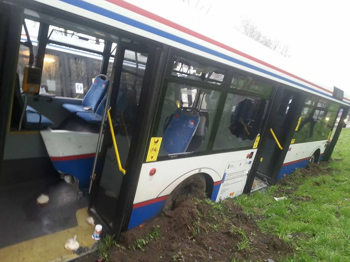 Co najmniej 4 osoby zostały ranne w wypadku do jakiego doszło w Kołobrzegu w Zachodniopomorskiem. Autobus komunikacji miejskiej zderzył się z tirem. 