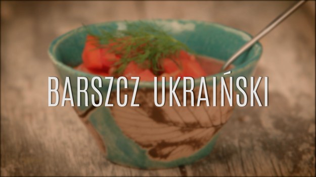 Barszcz ukraiński to narodowe danie Ukrainy, które często pojawia się również w Rosji, Polsce, na Białorusi, a także w innych zakątkach świata. Gęsta, z dodatkiem wielu warzywnych składników, zrobiona na mocnym, mięsnym bulionie, podana ze śmietaną zupa to sycąca propozycja na obiad, która smakuje doskonale o każdej porze roku. Sekretem udanego barszczu ukraińskiego są nie tylko dobrze dobrane buraki, ale też odpowiedniej jakości fasola i warzywa - a tych nie brakuje w tym przepisie! Zobaczcie, jak w parę chwil ugotować wyborny barszcz ukraiński - przepis jest dziecinnie prosty!