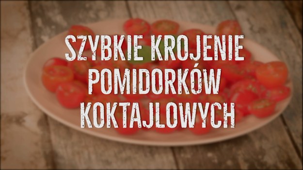 Pomidorki koktajlowe cieszą się coraz większą popularnością na polskich stołach. Są podstawą wielu zapiekanek czy sałatek, świetnie sprawdzają się również jako element koreczków czy szaszłyków, a nade wszystko pięknie wyglądają, dlatego chętnie używamy ich jako elementu dekoracyjnego do naszych dań! Są niewielkie, a zwykle potrzebujemy ich pokrojonych - nie ma sensu męczyć się jednak z pojedynczym przekrawaniem każdego z nich, wystarczy wykorzystać kapitalny trik, który usprawni tę pracę. Zobaczcie, jak szybko pokroić pomidorki koktajlowe - to naprawdę działa! Już nigdy nie zrobicie tego inaczej!