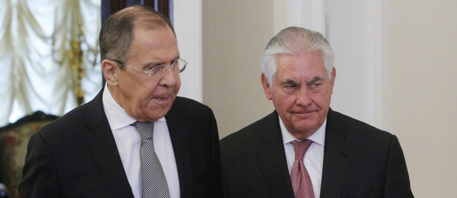 ​Rosji zależy, by nie dopuścić w Syrii do ryzyka dalszych działań takich jak niedawny ostrzał rakietowy USA; uważa ona atak za niepokojący i sprzeczny z prawem - oznajmił szef MSZ Siergiej Ławrow na spotkaniu w Moskwie z sekretarzem stanu USA Rexem Tillersonem.