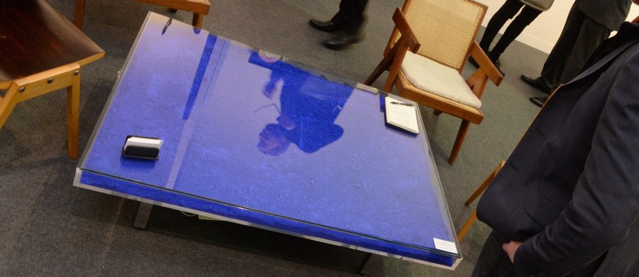 ​Miała być gala, a skończyło się na skandalu. W czasie prezentacji nowej wystawy w Muzeum Sztuki Współczesnej w Nicei na Francuskiej Riwierze jeden z zaproszonych gości... podeptał przypadkiem cenne dzieło sztuki.