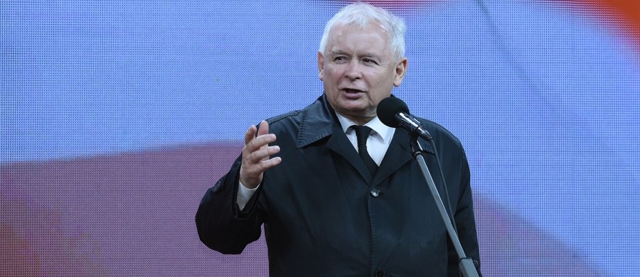 Jarosław Kaczyński podpisał decyzję o zawieszeniu Bartłomieja Misiewicza jako członka partii PiS. Powołał też specjalną komisję, która ma wyjaśnić ostatnie wydarzenia dot. byłego rzecznika MON. W jej skład wchodzą: Joachim Brudziński, Mariusz Kamiński i Marek Suski. Sprawy nie komentuje szef resortu obrony Antoni Macierewicz. Nie nawiązał do tego tematu podczas briefingu zorganizowanego po odprawie kierowniczej kadry MON i sił zbrojnych w Warszawie.