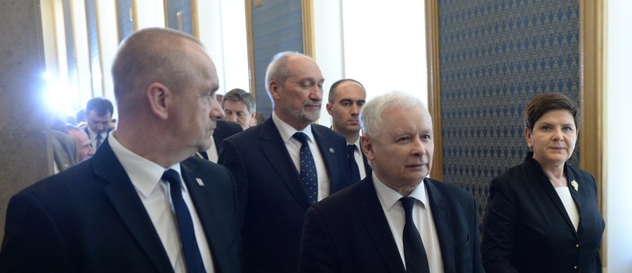 Prezes PiS Jarosław Kaczyński zawieszając Bartłomieja Misiewicza jako członka partii próbuje ratować sytuację. Rozpoczęła się druga "wojna na górze", która pokazuje, że "iskrzy" na linii minister obrony narodowej i szef PiS - powiedział lider PSL Władysław Kosiniak-Kamysz.