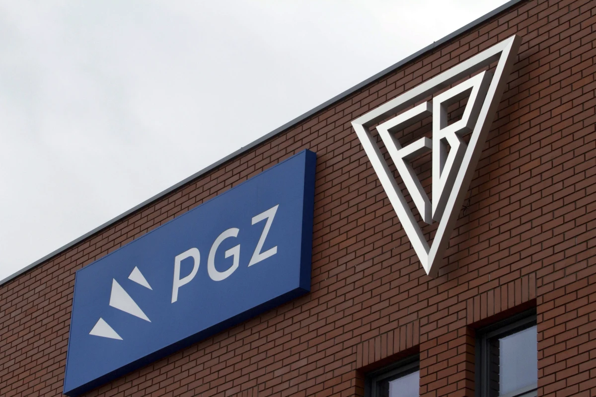 "Bartłomiej Misiewicz musi odejść z Polskiej Grupy Zbrojeniowej. Inaczej kancelaria premiera będzie interweniować" - tak na pytania reportera RMF FM odpowiada szef Komitetu Stałego Rady Ministrów Henryk Kowalczyk. Były rzecznik prasowy MON i b. szef gabinetu politycznego ministra Antoniego Macierewicza został pełnomocnikiem zarządu państwowej Polskiej Grupy Zbrojeniowej ds. komunikacji w spółce wczoraj. Dziś Jarosław Kaczyński poinformował, że podpisze decyzję o zawieszeniu Misiewicza jako członka partii PiS.