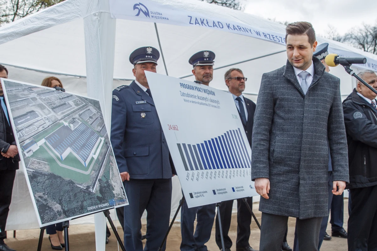 ​Na terenie Zakładu Karnego w Rzeszowie powstanie hala stolarsko-tapicerska, w której pracę znajdzie nawet 600 więźniów. Dziś odbyła się uroczystość wmurowania kamienia węgielnego pod budowę hali. Jej wzniesienie jest związane z realizacją programu Praca dla więźniów. Wiceminister sprawiedliwości Patryk Jaki przekonywał, że to przedsiębiorstwo "powinno być naszą dumą".