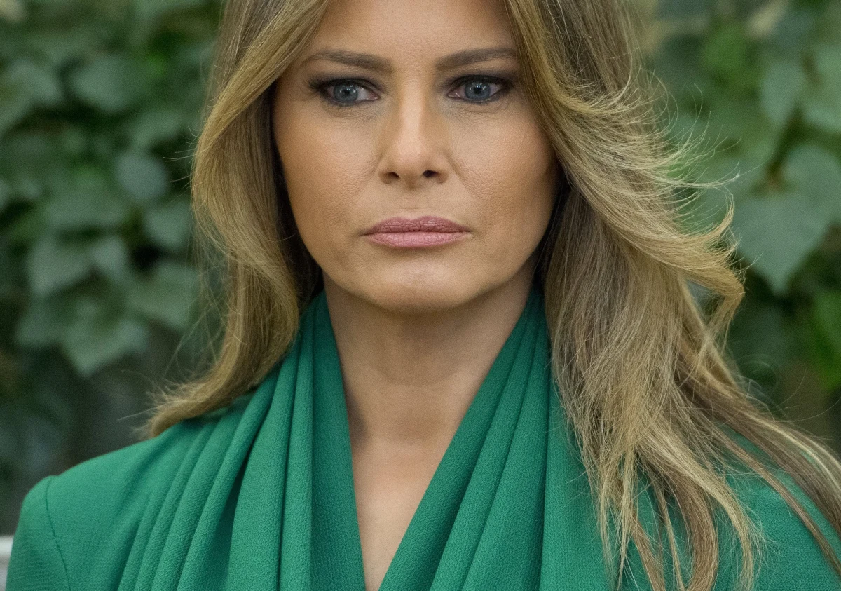 Brytyjski tabloid "Daily Mail" zgodził się zapłacić amerykańskiej pierwszej damie USA nieokreśloną sumę i przeprosił za opublikowanie fałszywych informacji. Dziennik napisał jakoby Melania Trump oferowała w latach 90. usługi, które "wykraczały poza zwykły modeling".