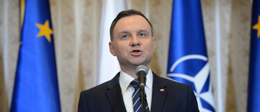 ​Mam nadzieję na skuteczną modernizację wojska i oczekuję przejrzystej polityki kadrowej - powiedział prezydent Andrzej Duda. Szef MON Antoni Macierewicz zapowiedział z kolei m.in. zwiększenie liczebności wojska do 200 tys. żołnierzy po 2020-22 r. Ponadto, zwierzchnik sił zbrojnych powiedział, że oczekuje, iż tworzenie dowództwa Wielonarodowej Dywizji w Elblągu odbędzie się w terminie. Minister zaznaczył zaś, że w tej kwestii Polska otrzymała "olbrzymie wsparcie sojuszników i gwarancje dedykowania oficerów".