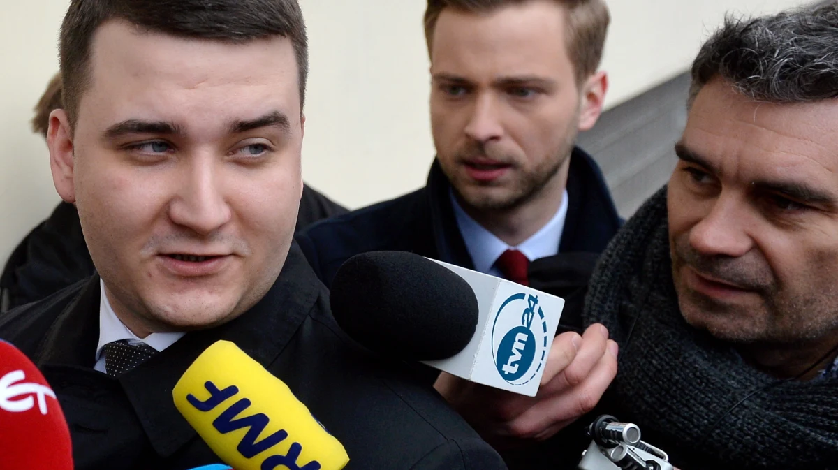 "Złożyłem oświadczenie o rezygnacji z członkostwa w PiS" - oświadczył Bartłomiej Misiewicz, który zeznawał przed partyjną komisją wyjaśniającą stawiane mu zarzuty i okoliczności powoływania go na pełnione funkcje. "Chciałbym przeprosić wszystkich Polaków za to, że muszą oglądać ten żenujący spektakl" - dodał opuszczając siedzibę PiS przy ulicy Nowogrodzkiej w Warszawie. Przed przesłuchaniem były rzecznik MON i szef szef gabinetu politycznego Antoniego Macierewicza pytał dziennikarzy: "Gdzie młodzi mają nauczyć się warsztatu, żeby skutecznie pracować dla Polski?". Przed komisją powołaną przez Jarosława Kaczyńskiego pojawił się też Antoni Macierewicz. Spędził w siedzibie PiS około dwie godziny.