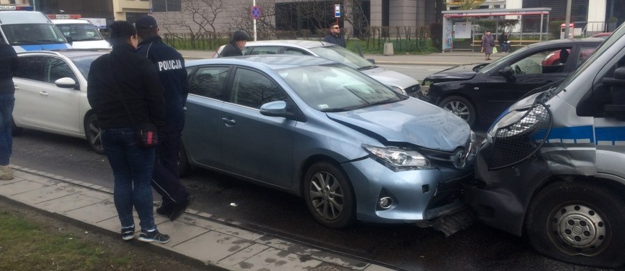 Karambol z udziałem radiowozu na warszawskiej Ochocie. Cztery osoby zostały ranne po zderzeniu radiowozu i sześciu innych samochodów. Ulica Bitwy Warszawskiej jest zablokowana od Ronda Zesłańców Syberyjskich do ulicy Grójeckiej.