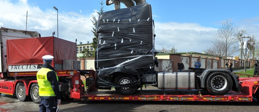 Ciężarówka, wykorzystana do przeprowadzenia zamachu na jarmark bożonarodzeniowy w Berlinie, wróciła do Polski. Niemcy przekazali pojazd polskim śledczym. Prokuratura Krajowa ze Szczecina daje sobie teraz 14 dni na przeprowadzenie szczegółowych badań ciężarówki, w której zamordowany został kierowca Łukasz Urban.