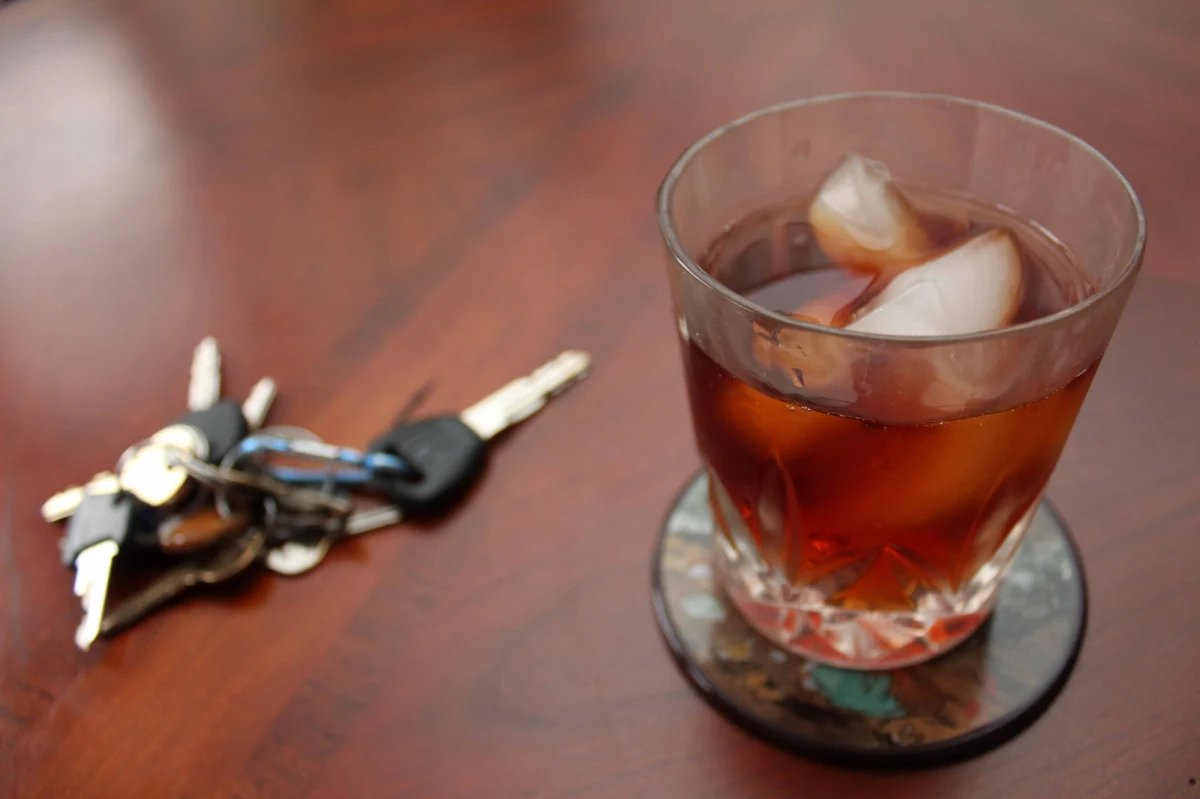 Do alkoholu nie można się przyzwyczaić - przekonują naukowcy z San Diego i Chicago. Wyniki ich badań, opublikowane w czasopiśmie "Psychopharmacology" pokazują, że choć osoby, które piją dużo i często mogą mieć wrażenie, że alkohol na nie "nie działa", absolutnie nie są w stanie wykonywać bardziej skomplikowanych czynności, jak prowadzenie samochodu. Badacze przestrzegają, że osoby, które dużo piją powinny tym bardziej unikać siadania po alkoholu za kierownicą, bo ich organizm może nie dawać im wystarczających sygnałów, że są nietrzeźwi.