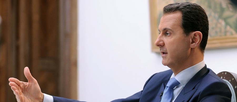 ​Prezydent Syrii Baszar al-Asad oznajmił, że atak chemiczny na miejscowość opanowaną przez rebeliantów został sfabrykowany przez Zachód i posłużył mu jako pretekst do uderzenia w syryjską bazę lotniczą. Twierdzi też, że Syria nie posiada już broni chemicznej.