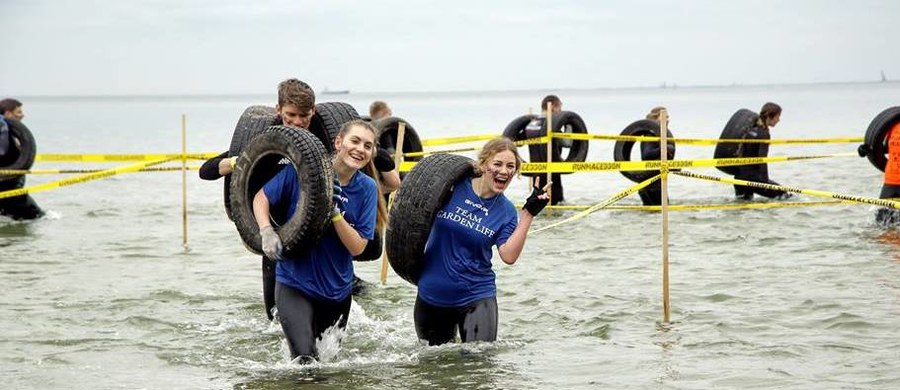 Runmageddon Gdynia za nami. To był największy w Polsce bieg z przeszkodami. Do Gdyni z całej Polski zjechało prawie 5000 śmiałków, którzy mieli do pokonania 6 kilometrową trasę z ponad 30 wymagającymi przeszkodami. Aby dotrzeć do mety uczestnicy m.in. wspinali się na ściany przeszkód i wąwozów, czołgali się w piasku i pod zasiekami, brodzili w morzu, a także mierzyli się z rugbistami Arki Gdynia. W formule Runmageddon KIDS świetnie bawiło się rekordowe 850 dzieci w wieku od 4 do 11 lat. Łącznie, w sobotę i w niedzielą w ekstremalnej zabawie wzięło udział blisko 6000 osób!