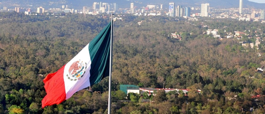 Niektórzy politycy i eksperci w Meksyku obawiają się, że Rosja może wpłynąć na wyniki przyszłorocznych wyborów w ich kraju - informuje amerykański serwis "The Hill". Niepokój potęgują doniesienia na temat domniemanego zaangażowania Moskwy w czasie ostatnich wyborów prezydenckich w Stanach Zjednoczonych.