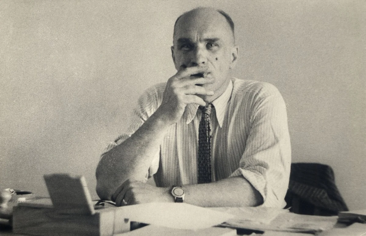 Kto spodziewa się po tej książce perwersji, pornografii i ekshibicjonizmu, ten zniesmaczony i zawiedziony odłoży ją po kilkudziesięciu stronach. „Wszystko jak chcesz” to pozycja paradoksalna. Nie jest książką biograficzną, choć stawia więcej ciekawych pytań niż niektóre biografie. Nie jest książką plotkarską, przykładem historycznoliterackiego magla, choć gdyby jej bohaterowie żyli w dzisiejszych czasach, pewnie trafiliby na Pudelka, Kozaczka i inne portale tego typu. Nie jest w końcu pozycją hermetyczną, dostępną i ciekawą tylko dla specjalistów, choć na pierwszy rzut oka może sprawiać takie wrażenie. 