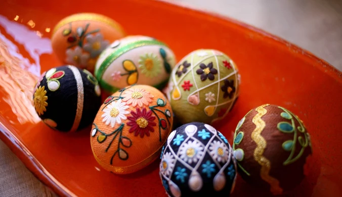 Byczki, kroszonki, jaja malowane woskiem i wyklejane, czyli tradycyjne polskie pisanki 