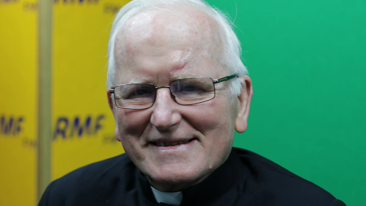 "Nie musimy wszystkiego rozumieć. Czasem nasza wiara wymaga skoku w ciemność. Nieraz w życiu, nie tylko w sprawie cierpienia, o której pan wspomniał, ale w ogóle w życiu jest tak" - stwierdził w Porannej rozmowie w RMF FM ks. Jan Sikorski. "My byśmy chcieli wszystko wiedzieć dokładnie - tak bardzo mało wiemy o świecie, chociaż zdaje się, że bardzo dużo. Nie musimy wszystkiego wiedzieć. Tak jak w miłości..." - dodaje. „Pan Bóg nie jest świętym Mikołajem” – podkreśla pytany o to, dlaczego na świecie jest tyle cierpienia i zła. Jak zmarnować święta? Gość Roberta Mazurka podaje szczegółowy przepis. "Wziąć koszyczek, pójść poświęcić, wrócić do domu i oddać się sprawom domowym i nie myśleć o niczym - pogadać o z gośćmi o polityce, pokłócić się przy okazji trochę, może wyrzucić kogoś za drzwi. I święta zmarnowane. Przecież jest 40 dni przygotowania do tego!" - zauważa ks. Sikorski. 