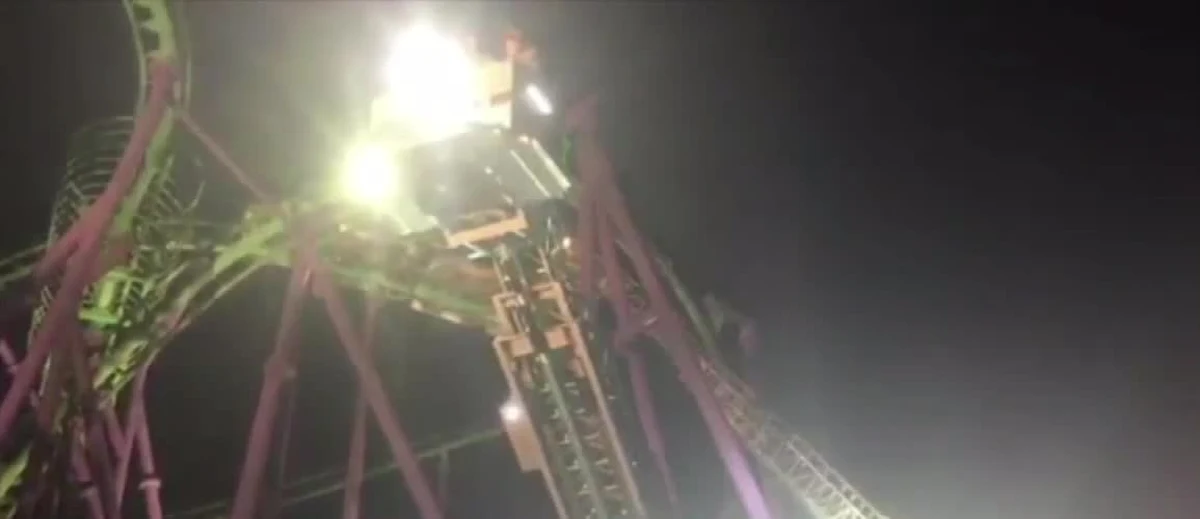 24 osoby z powodu awarii utknęły w wagonikach kolejki górskiej w parku rozrywki w mieście Largo, w stanie Maryland w USA. Rollercoaster zatrzymał się na wysokości 30 metrów. Na miejsce została wezwana straż pożarna, która sprowadziła uwięzionych na ziemię. Nikt nie odniósł żadnych obrażeń. Akcja trwała 3 godziny.