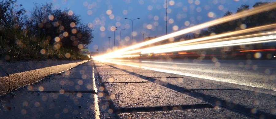 Pogoda w Wielkanoc nie będzie nas rozpieszczać. Wszystko za sprawą niżu znad Norwegii, który dotrze do Polski właśnie w okresie świątecznym. Jak prognozują synoptycy, w najbliższym czasie napłynie do nas arktyczne powietrze, będzie padać - miejscami nawet deszcz ze śniegiem! A po świętach... czeka nas dalsze ochłodzenie.