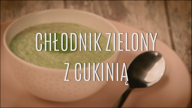 Chłodniki to idealna propozycja dla wszystkich, którzy uwielbiają orzeźwiające letnie zupy! Wiele kuchni świata, zwłaszcza te europejskie, mają swoje przepisy na chłodnik, z którego słyną - w Polsce to chłodnik litewski, z kolei Hiszpania słynie z gazpacho. Tym razem przygotowaliśmy dla was przepis na szybki chłodnik o przepięknej zielonej barwie, którego głównym składnikiem jest przepyszna i tania cukinia. Zobaczcie, jakie to proste - letnie obiady już nigdy nie będą takie same!