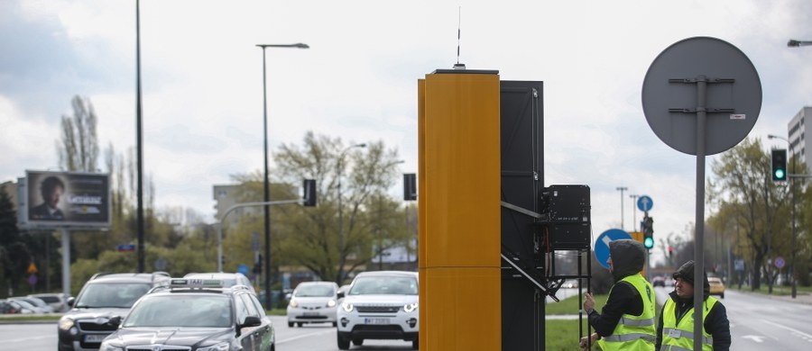 Dziś w Warszawie ponownie uruchomiono 20 fotoradarów przejętych od Straży Miejskiej - poinformował dyrektor Centrum Automatycznego Nadzoru nad Ruchem w Drogowym GITD Marek Konkolewski. Główny Inspektorat Transportu Drogowego przejął od Straży Miejskiej wszystkie 27 urządzeń, która są zamontowane w Warszawie. To wynik zmiany przepisów - od 1 stycznia straże miejskie i gminne nie mogą używać fotoradarów. Kolejne 7 maszyn ma być sukcesywnie uruchamianych.