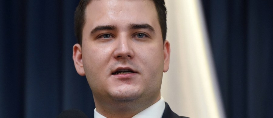 Bartłomiej Misiewicz już poza polityką, śledztwo w jego sprawie jednak trwa. Jak ustalił nasz dziennikarz, Prokuratura Okręgowa w Warszawie nadzoruje śledztwo w sprawie podszywania się pod rzecznika MON. 