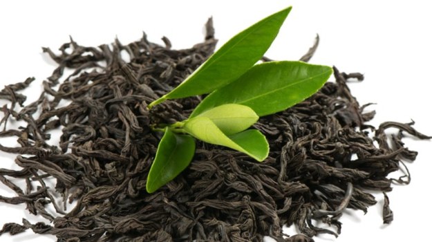 Zielona herbata jest zwykle polecana jako bardzo zdrowy napój. Zapobiega wielu chorobom, działa nawet przeciwnowotworowo. Dzięki zawartej w niej kofeinie pobudza i wspomaga koncentrację. Przyspiesza przemianę materii, co wspomaga odchudzanie. Jednak nawet w tym przypadku sprawdza się powiedzenie: co za dużo, to niezdrowo. 2-3 filiżanki dziennie wystarczą, ponieważ zbyt duże ilości zielonej herbaty mogą zaszkodzić. 