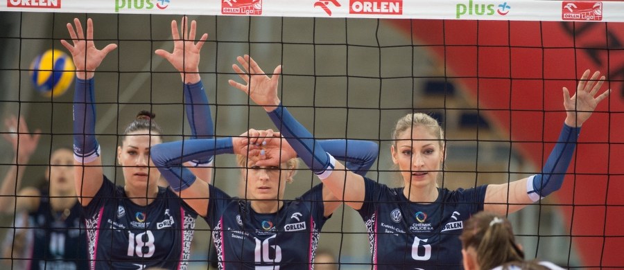 Siatkarki broniącego tytułu Chemika Police pokonały na wyjeździe 3:0 (25:14, 25:18, 25:17) Grot Budowlani Łódź w pierwszym finałowym meczu mistrzostw Polski. Rewanż w hali w Szczecinie zaplanowano na środę (godz. 20.30).