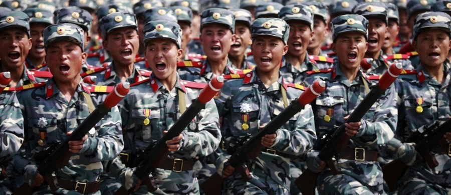 W stolicy Korei Północnej, Pjongjangu, odbyła się wielka parada wojskowa z okazji 105. rocznicy urodzin założyciela państwa, Kim Ir Sena. Defiladę obserwował m.in. wnuk Kim Ir Sena i obecny przywódca kraju, Kim Dzong Un.