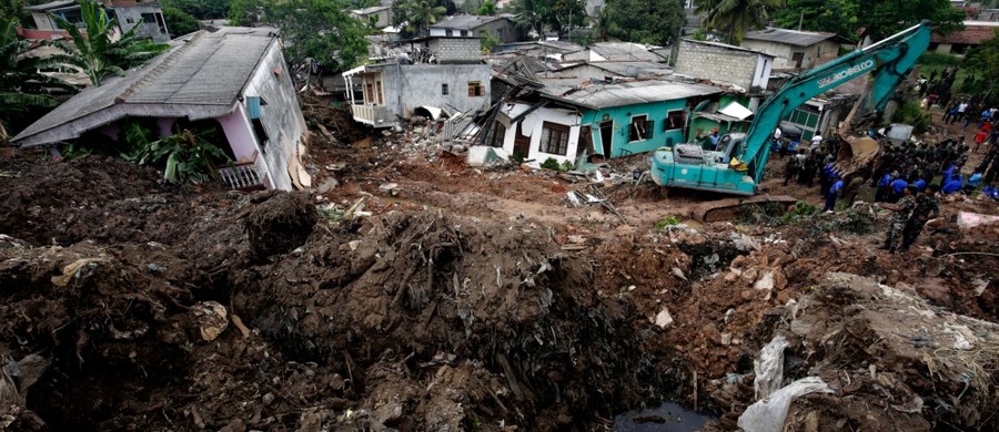Do co najmniej 19 wzrosła liczba ofiar śmiertelnych osunięcia się potężnej góry śmieci w dzielnicy slumsów w Kolombo, stolicy Sri Lanki. Jak poinformowały lankijskie służby ratunkowe, wśród ofiar jest pięcioro dzieci. Rannych zostało 13 osób, a co najmniej 600 straciło dach nad głową.