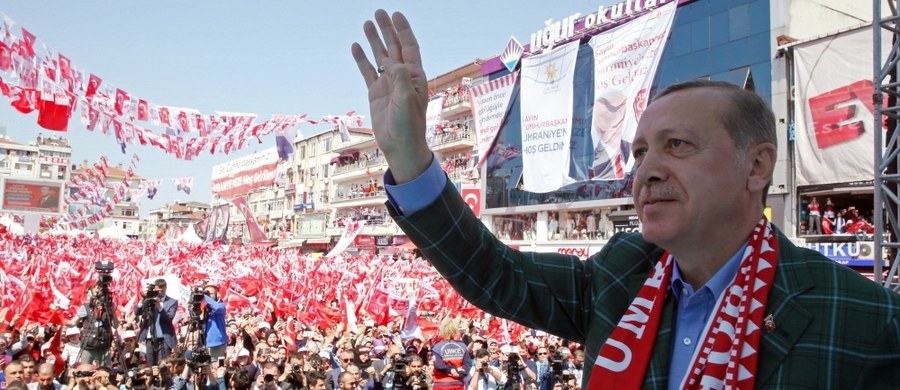 ​Prezydent Turcji Recep Tayyip Erdogan apelował w ostatnim dniu kampanii przed niedzielnym referendum ws. zmian w konstytucji o wysoką frekwencję. Zagłosowanie za tymi zmianami utoruje drogę do przywrócenia w kraju kary śmierci - powiedział.