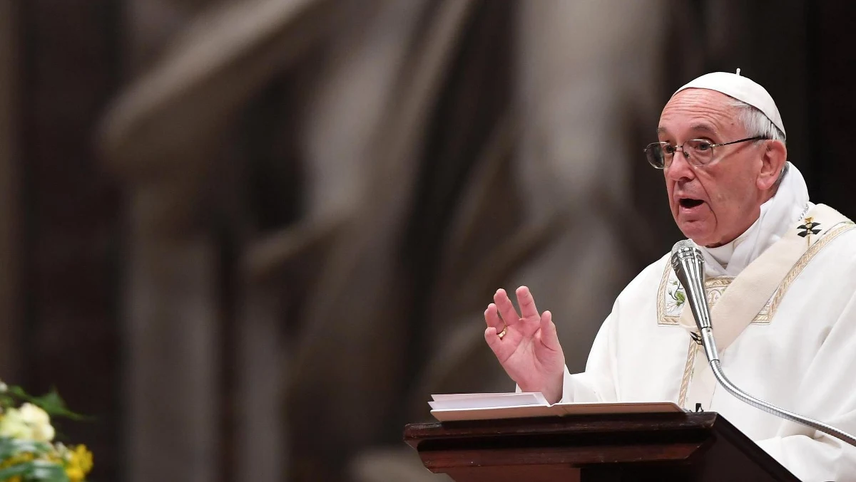 W obliczach kobiet, które przyszły o świcie zobaczyć grób Chrystusa, "widzimy odzwierciedlone twarze tych wszystkich, którzy (…) odczuwają cierpienie nędzy, cierpienie z powodu wyzysku i handlu ludźmi. Widzimy w nich również twarze tych, którzy doświadczają pogardy, bo są imigrantami" - mówił papież Franciszek w Wielką Sobotę podczas mszy Wigilii Paschalnej w Watykanie. Wiernych przestrzegał przed przyzwyczajaniem się do "współistnienia z grobem i z frustracją".