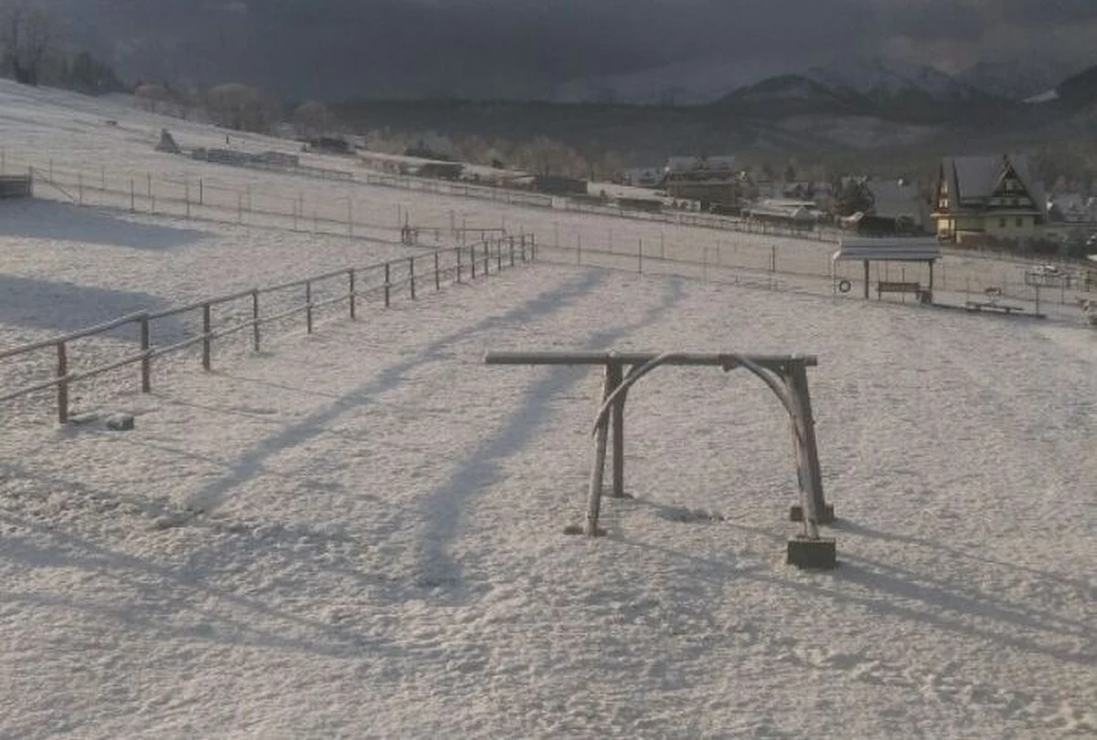 W Wielkanoc w Tatrach i Zakopanem spadł śnieg. Według synoptyków zimowa aura pod Tatrami utrzyma się co najmniej do końca tygodnia, a śniegu będzie przybywać.