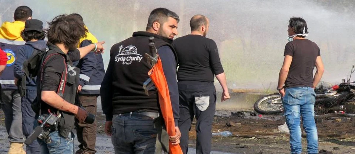 "Jestem przerażony doniesieniami, że dziesiątki ludzi, w tym cywile, zostali zamordowani w eksplozji obok konwoju podczas ewakuacji oblężonych miejscowości Fua i Kefraja" -  napisał w oświadczeniu zastępca sekretarza generalnego ONZ ds. humanitarnych Stephen O'Brien. Przekazał kondolencje rodzinom ofiar. Podczas ataku na konwój, do którego doszło wczoraj pod Aleppo w Syrii, zginęło co najmniej 112 osób.