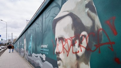Czerwoną farbą napisano "morderca". Zniszczony mural z portretem "Łupaszki"