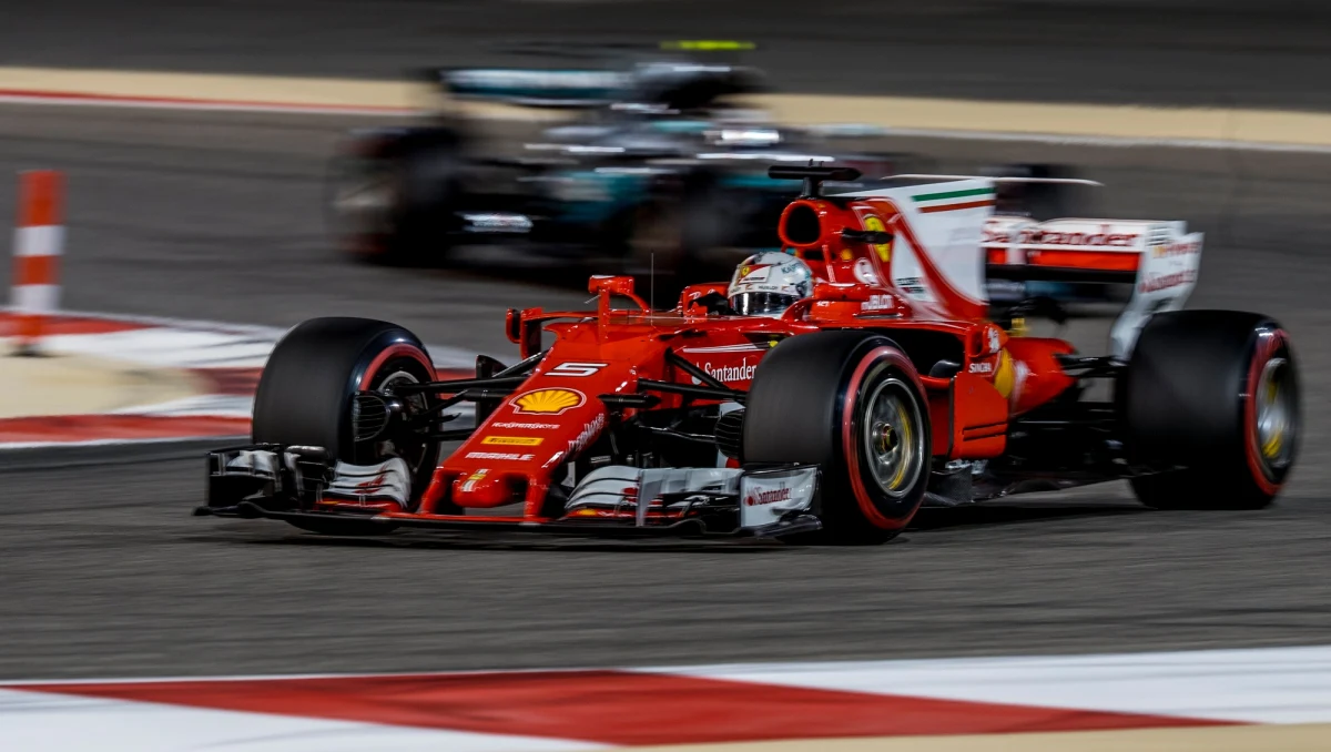 Niemiec Sebastian Vettel (Ferrari) wygrał wyścig o Grand Prix Bahrajnu - trzecią rundę mistrzostw świata Formuły 1. Drugi był Lewis Hamilton, a trzeci Valtteri Bottas (obaj Mercedes GP). Dla Vettela niedzielne zwycięstwo było 44. w karierze. Przy okazji czterokrotny triumfator cyklu został samodzielnym liderem klasyfikacji generalnej.