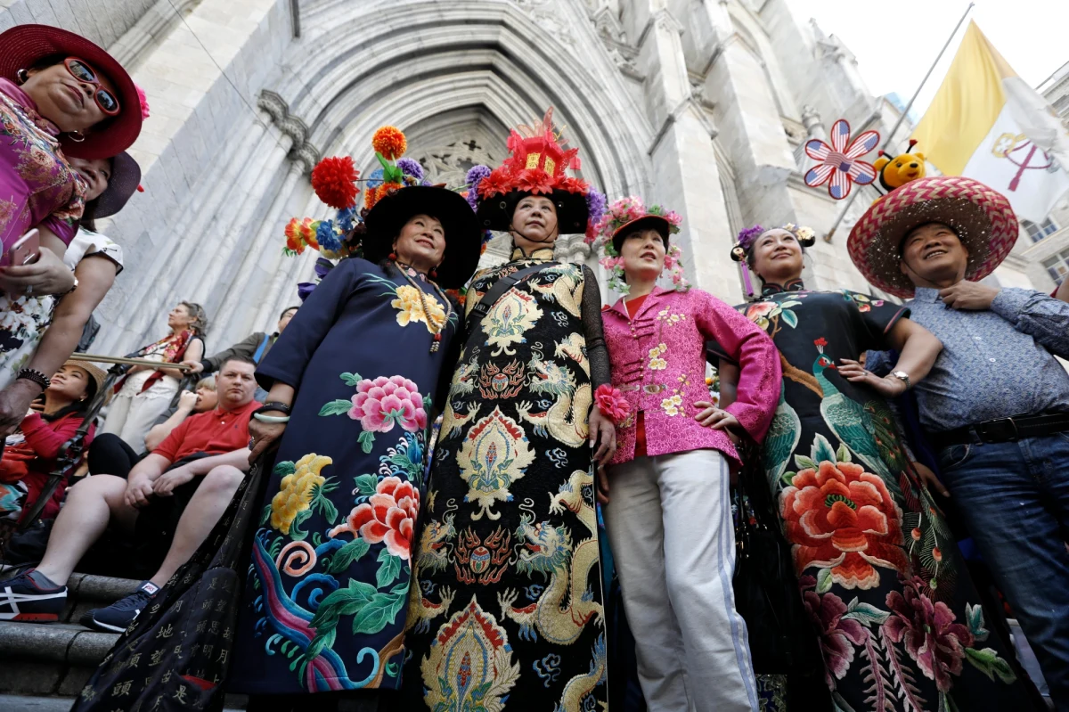 Tysiące ludzi wzięło udział w Nowym Jorku w tradycyjnej Paradzie Wielkanocnej. Towarzyszył jej pokaz wymyślnych nakryć głowy. Parada odbyła się na 5. Alei. Brali w niej udział dorośli, młodzież, a nawet całkiem małe dzieci. Byli turyści z wielu krajów świata.