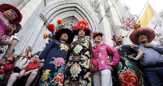 Tysiące ludzi wzięło udział w Nowym Jorku w tradycyjnej Paradzie Wielkanocnej. Towarzyszył jej pokaz wymyślnych nakryć głowy. Parada odbyła się na 5. Alei. Brali w niej udział dorośli, młodzież, a nawet całkiem małe dzieci. Byli turyści z wielu krajów świata.