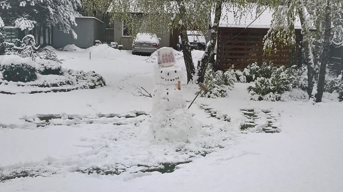 W Lany Poniedziałek niemal w całej Polsce będzie padał deszcz. Synoptycy zapowiadają na zachodzie i południu kraju zachmurzenie duże z przelotnymi opadami deszczu, a na północnym zachodzie także śniegu z deszczem, rano lokalnie śniegu. W górach opady śniegu i tam miejscami przyrost pokrywy śnieżnej do 8 cm. Temperatura maksymalna przeważnie od 7 st.C do 11 st.C, tylko na północy nieco chłodniej, od 4 st.C do 6 st.C. Wiatr słaby i umiarkowany, przeważnie z kierunków wschodnich.
