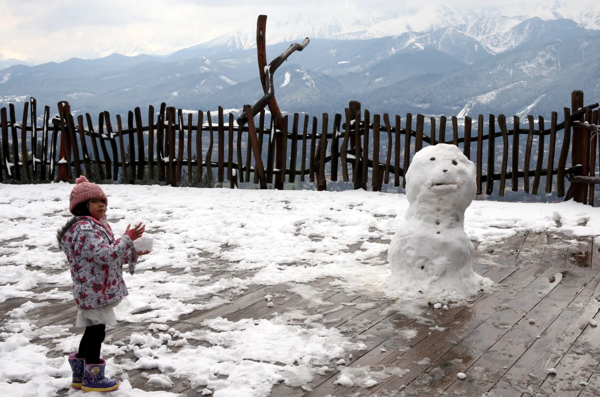 Pierwsza połowa tygodnia nie przyniesie zmiany pogody - niestety nadal będzie pochmurnie i niezbyt ciepło. Mieszkańcy południa Polski mogą spodziewać się nawet opadów śniegu.