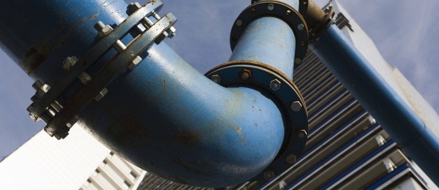 ​Zaproponowane przez duński rząd zmiany w prawie nie powstrzymają budowy Nord Stream 2, bo gazociąg może ominąć wody terytorialne Danii. Mogą jednak wzmocnić pozycję przetargową Komisji Europejskiej w negocjacjach z Rosją - uważają eksperci.