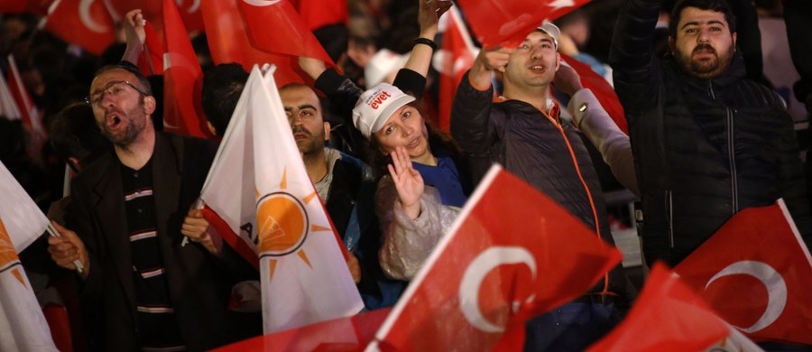 Karty do głosowania i koperty wykorzystane do przeprowadzenia w Turcji referendum zostały dostarczone przez Najwyższą Komisję Wyborczą (YSK) i były ważne - podała w poniedziałek YSK. Odrzuciła tym samym zarzuty części opozycji jakoby doszło do nieprawidłowości.