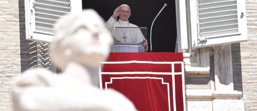 Papież Franciszek powiedział w wielkanocny poniedziałek, że wiara w zmartwychwstanie Jezusa powinna zachęcać do "gestów solidarności i gościnności" oraz "podsycać" pragnienie pokoju. Mówił o potrzebie starań o środowisko naturalne, wolne od "degradacji".